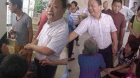 网曝官员面对老人下跪微笑迅雷下载