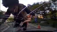实拍男子用"绳命"碰瓷迅雷下载