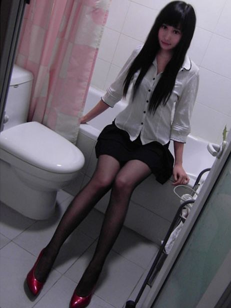初次的美足黑丝骚妹子迅雷下载