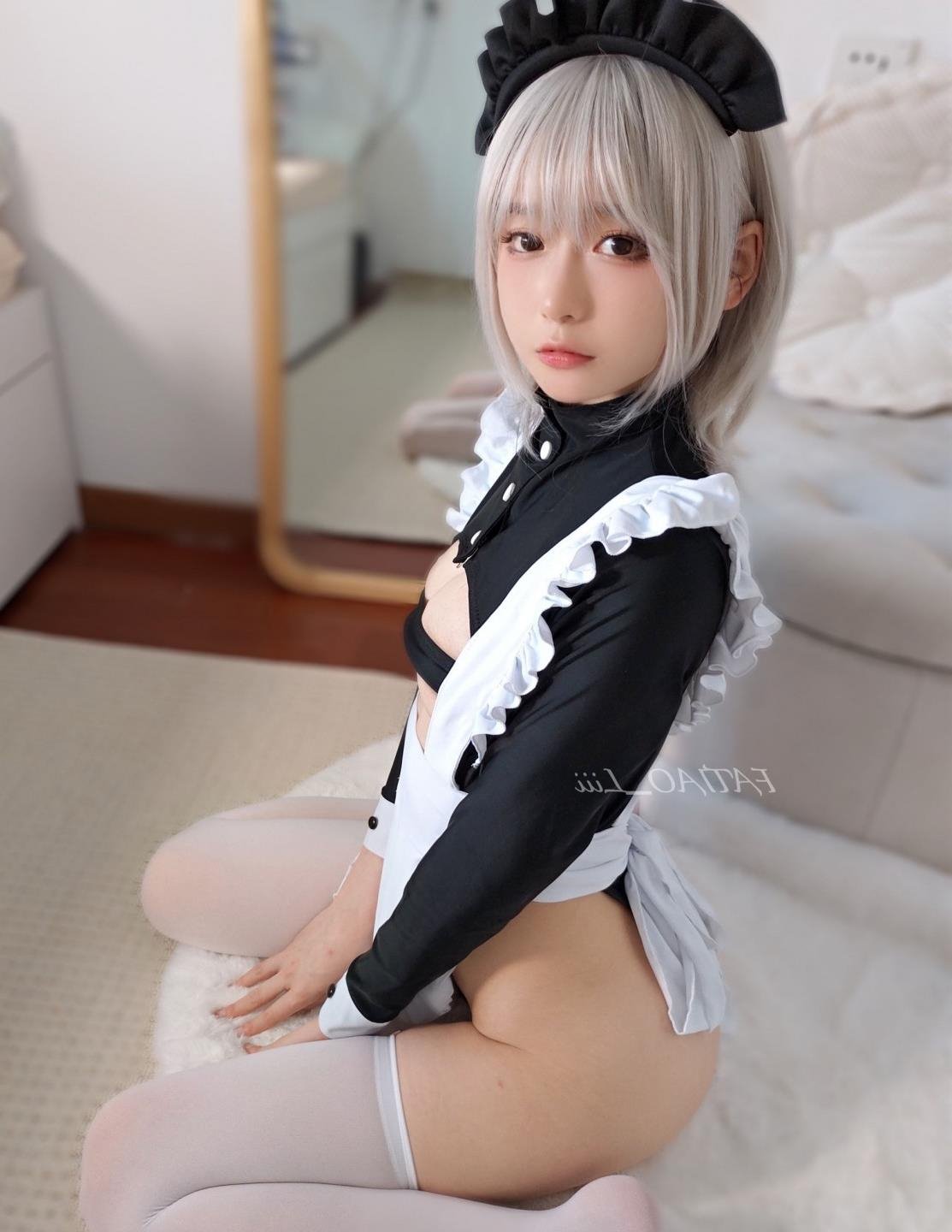 女模当街更衣